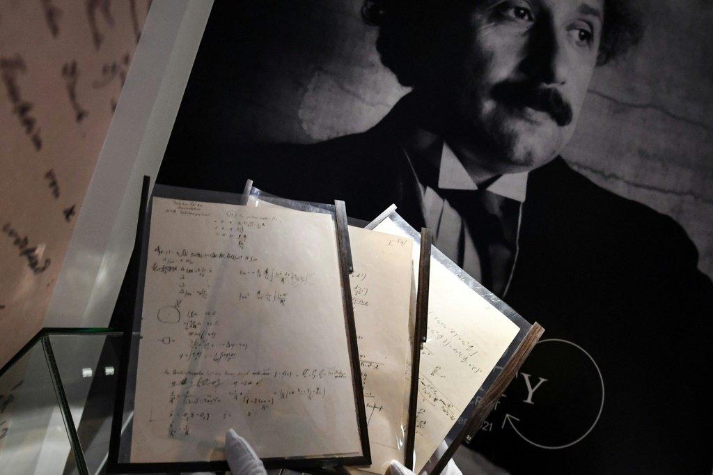 Rascunho de Einstein sobre Teoria da Relatividade vendido por R