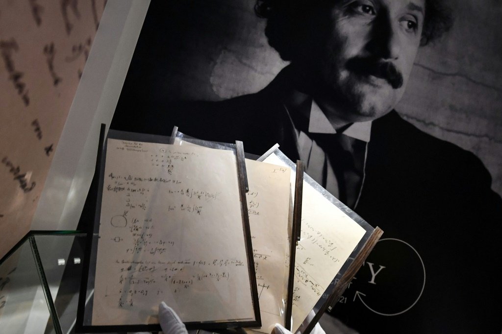 Um dos rascunhos manuscritos da Teoria da Relatividade Geral de Albert Einstein foi leiloado nesta terça-feira por 11,6 milhões de euros (AFP/AFP)