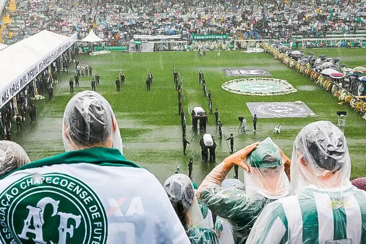 Corpos das vítimas de tragédia com avião da Chapecoense chegam para velório na Arena Condá (03/12/16) (Ricardo Moraes/Reuters)