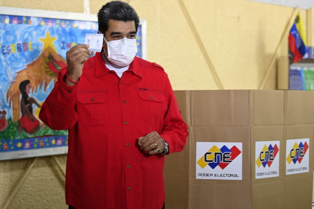 O presidente venezuelano, Nicolás Maduro, deposita seu voto em centro eleitoral em Caracas, em 21 de novembro de 2021

 (YURI CORTEZ/AFP)