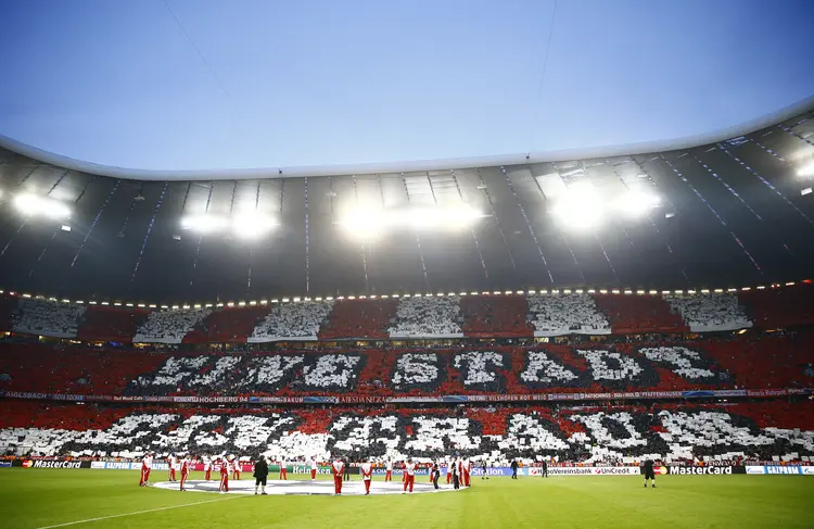 Arquibancada da Allianz Arena antes de partida entre Bayern de Munique e Barcelona pela semifinal da Liga dos Campeões em 2015. (Kai Pfaffenbach/Reuters)