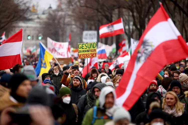 Mais de 40 mil pessoas participaram de um protesto em dezembro contra um lockdown em Vienna, na Áustria. (Lisi Niesner/Reuters)