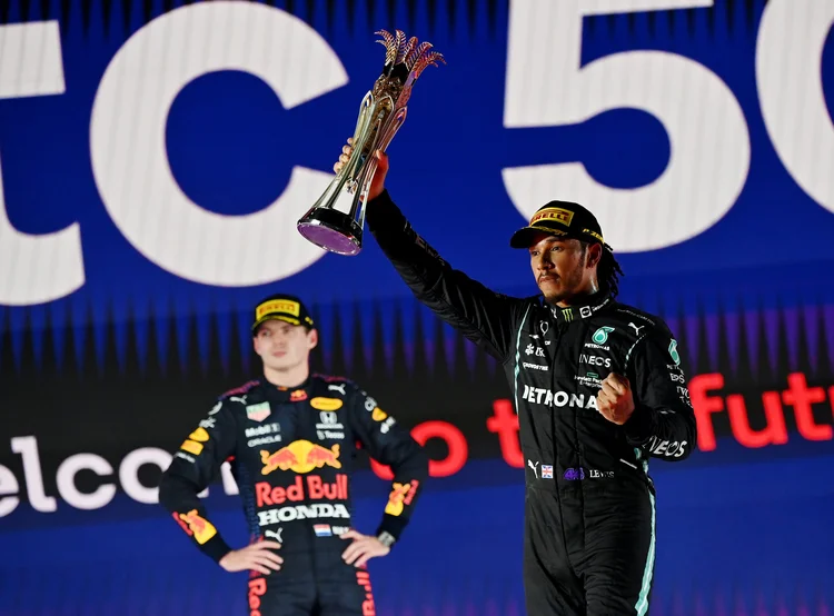 Lewis Hamilton comemora vitória no GP da Arábia Saudita, com Max Verstappen ao fundo. (Andrej Isakovic/Reuters)