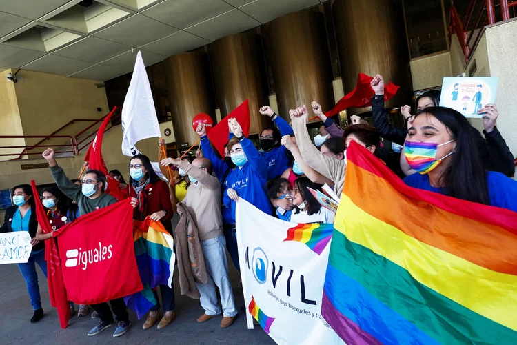 Ativistas durante votação de casamento entre pessoas do mesmo sexo no Senado do Chile em Valparíso. (Rodrigo Garrido/Reuters)