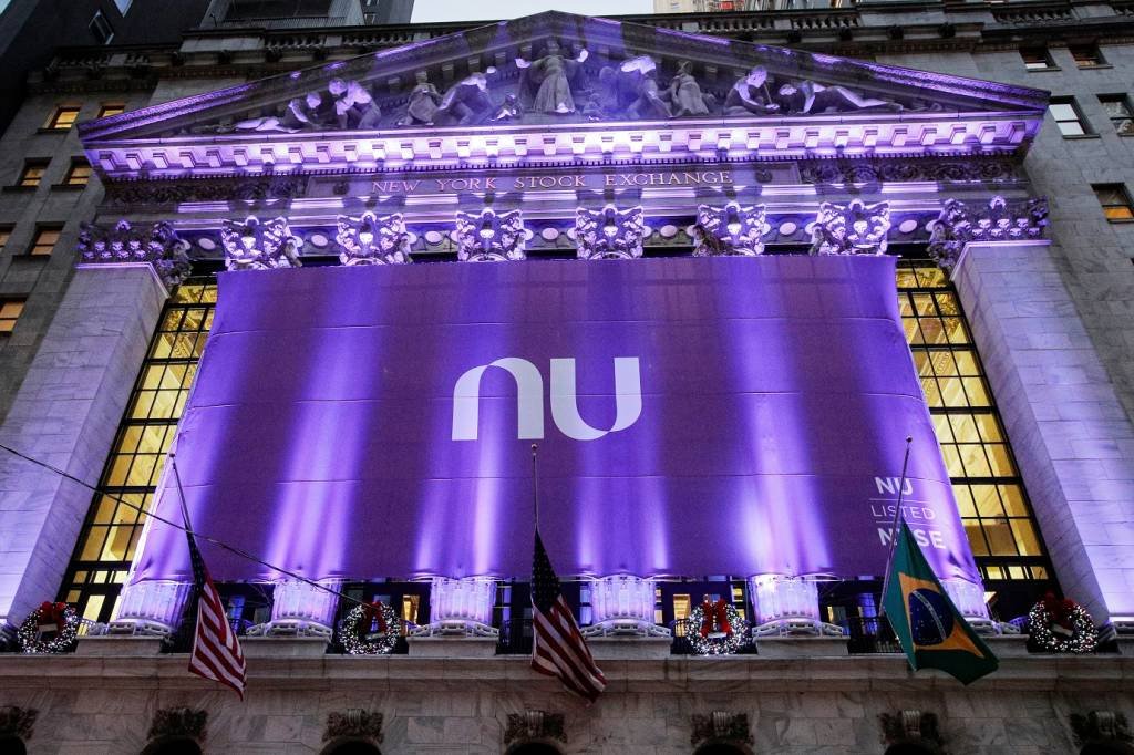 Fachada da Bolsa de Nova York com a bandeira com o logo do Nubank na véspera do IPO no fim de 2021 (Brendan McDermid/Reuters)