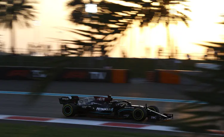 Lewis Hamilton em treino para o GP de Abu Dhabi de F1. (Hamad I Mohammed/Reuters)