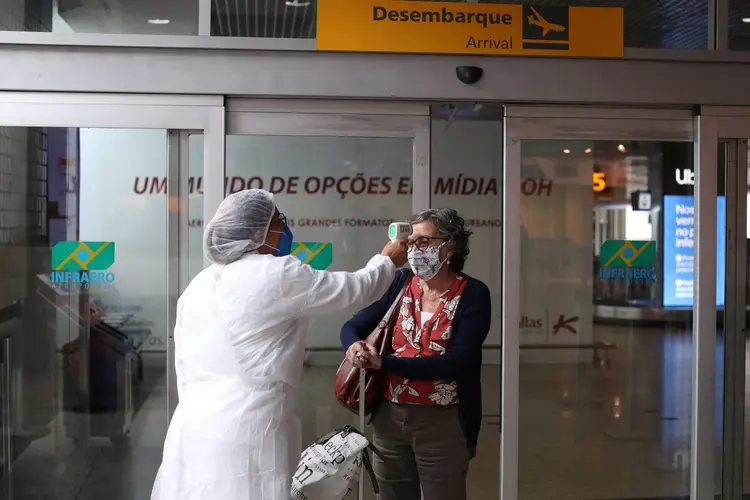 Somente os não imunizados deverão apresentar à companhia aérea responsável o resultado negativo ou não detectável para o novo coronavírus (Amanda Perobelli/Reuters)