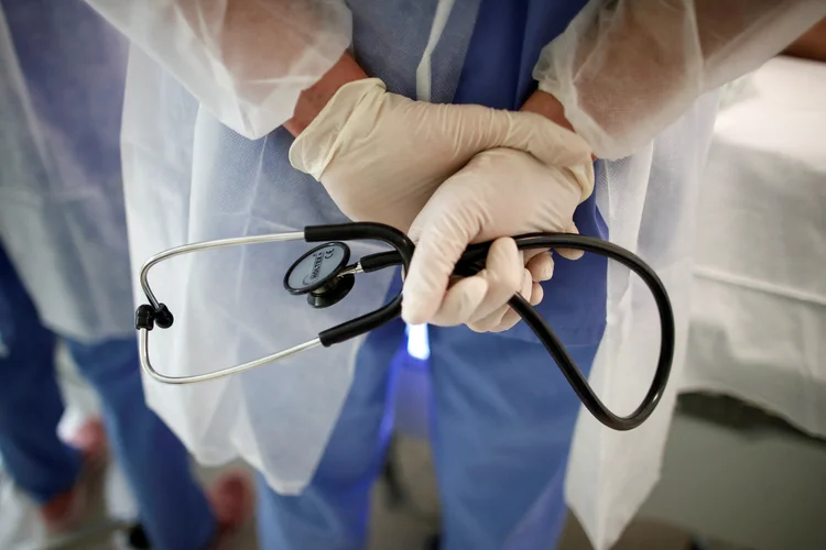 Médicos: A liminar estabelece que a categoria deve permanecer em atividade, sob pena de multa diária de 600 mil reais em caso de descumprimento (Benoit Tessier/Reuters)
