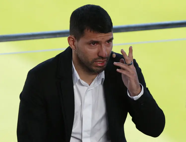 Sergio Aguero chora ao anunciar aposentadoria do futebol durante entrevista coletiva em Barcelona. (Albert Gea/Reuters)