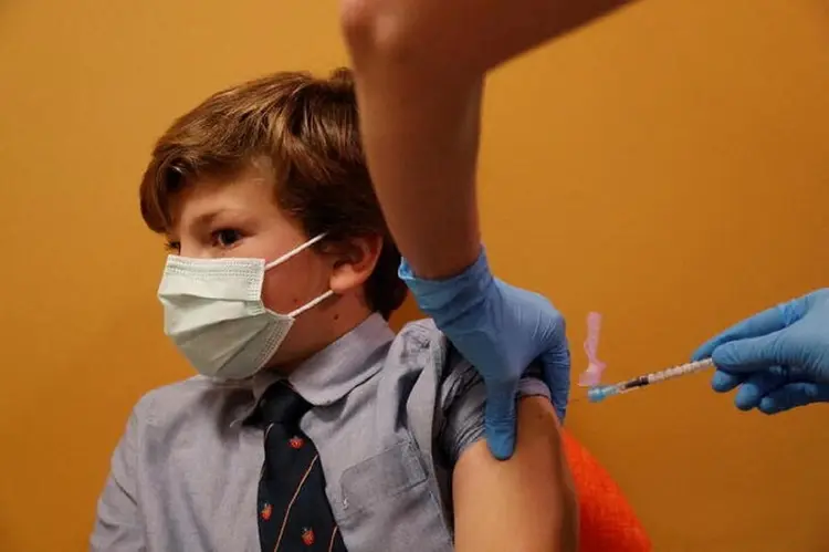 Pfizer: Menino de 9 anos é vacinado contra a covid-19 em Madri, na Espanha. (Susana Vera/Reuters)