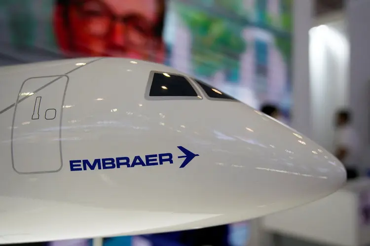Modelo de uma aeronave da Embraer (Aly Song/Reuters)