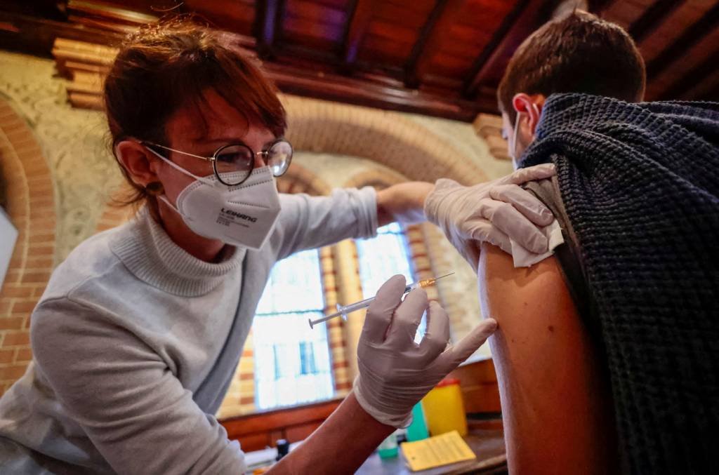 Vacinação em Berlim: 69% da população da UE está vacinada completamente, mas governos precisam aumentar esta fatia para conter a ômicron (Reuters/Hannibal Hanschke)