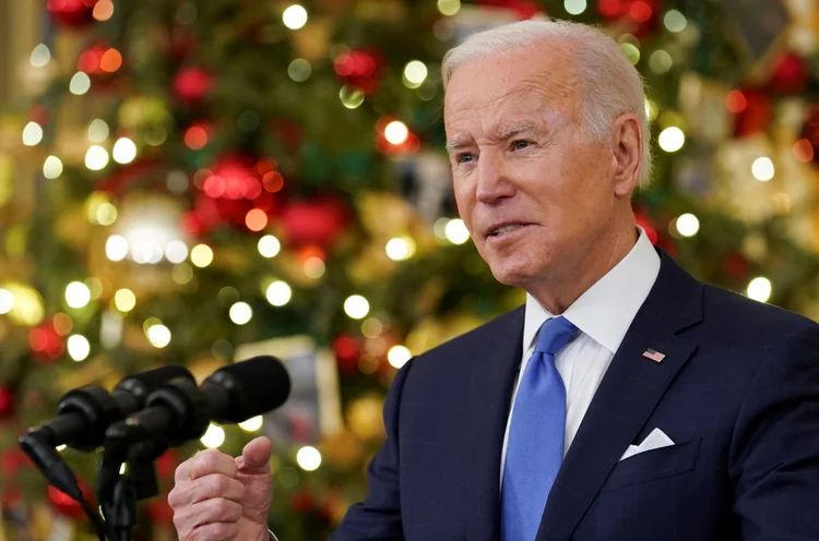 O presidente dos Estados Unidos, Joe Biden, em discurso à nação na semana do Natal: ele pediu que americanos tomem a vacina e usem máscara para proteger os seus familiares e amigos e toda a população | Foto: Kevin Lamarque/Reuters (Kevin Lamarque/Reuters)