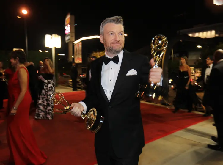 Diretor Jean-Marc Vallée carrega prêmios Emmy em Los Angeles. (Mike Blake/Reuters)
