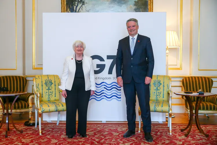 Janet Yellen, secretária do Tesouro dos Estados Unidos, com Mathias Cormann, secretário-geral da OCDE, durante encontro de ministros de finanças do G7 em Londres | Foto: Hollie Adams/Bloomberg (Hollie Adams/Bloomberg)