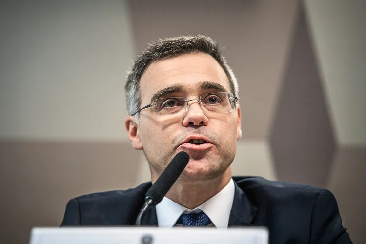 Comissão de Constituição, Justiça e Cidadania (CCJ) realiza sabatina do ex-advogado-geral da União, indicado à vaga no Supremo Tribunal Federal (STF), decorrente da aposentadoria do ministro Marco Aurélio Mello. 

Em pronunciamento, indicado para exercer o cargo de ministro do Supremo Tribunal Federal (STF), André Luiz de Almeida Mendonça, afirma que, apesar de ser “genuinamente evangélico” e ligado à Igreja Presbiteriana, assume o compromisso pelo Estado laico e pelo respeito à Constituição. De acordo com ele, laicidade é a neutralidade e a não concessão de privilégios a um determinado grupo pela condição religiosa. (Edilson Rodrigues/Agência Senado)