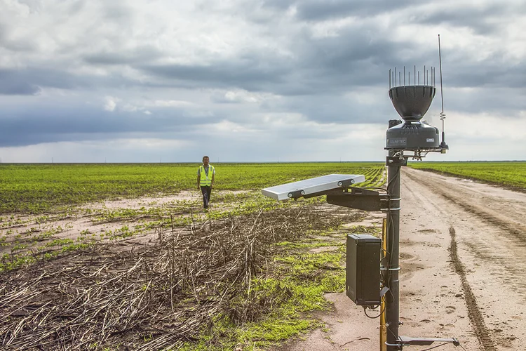 Pluviômetro instalado em fazenda, para área dedicada ao plantio de soja e milho (Leandro Fonseca/Exame)