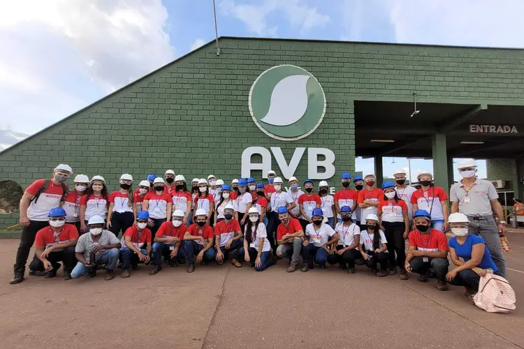 Alunos dos cursos profissionalizantes em visita à AVB: mais de 1.100 pessoas conquistaram o certificado de especialização (AVB/Divulgação)