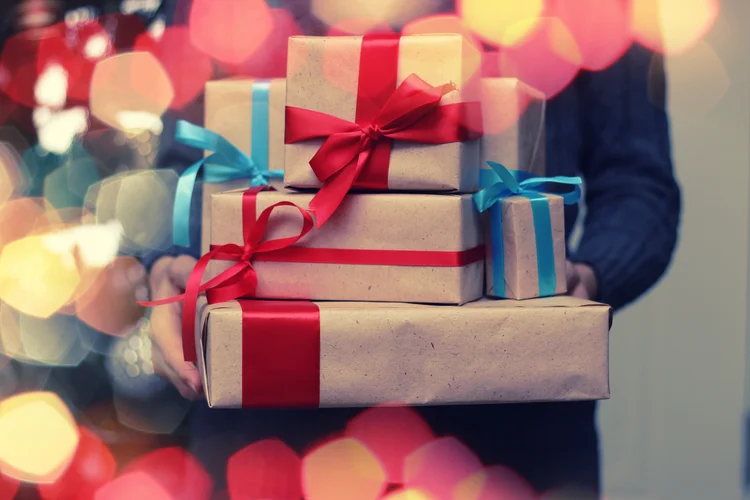 gift stack hand christmas (Adobe Stock/Divulgação)