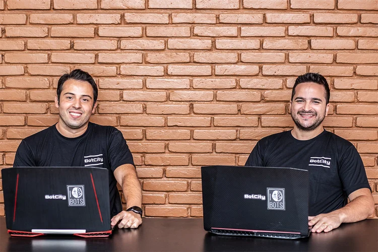 Gabriel Archanj e Lorhan Caproni, fundadores da BotCity (BotCity/Divulgação)