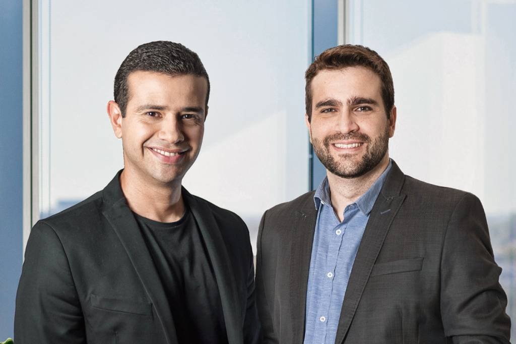 Bruno de Oliveira, CEO e fundador do Ecommerce, e Luiz Piovesana, CMO da Nuvemshop: compra acontece após a Nuvemshop receber a rodada de investimento Series E de 2,6 bi (Divulgação/Nuvemshop)