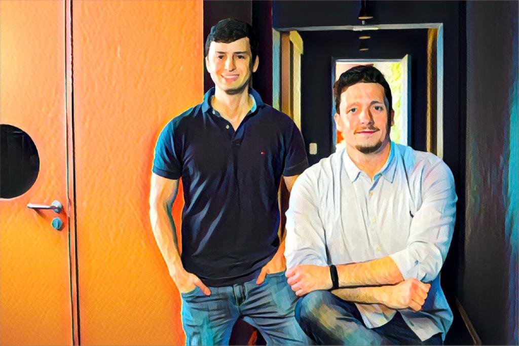 Dois dos três fundadores, Eduardo Macedo e João Vieira: Mandarim na ponta da língua da equipe e escritório em Hong Kong (Tiago Queiroz/Divulgação)