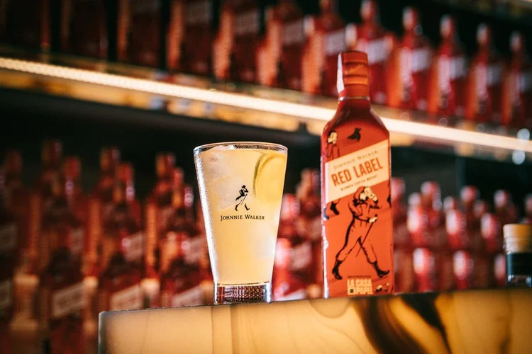 Drinque "La Casa de Highball Citrus", feito com Red Label edição especial La Casa de Papel. (Tales Hidequi/Divulgação)