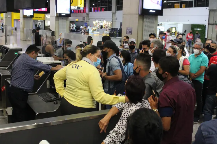 Tumulto em Guarulhos após cancelamento dos voos da Itapemirim: empresa anunciou paralisação na noite de sexta-feira, 17 (WILLIAN MOREIRA/FUTURA PRESS/FUTURA PRESS/Estadão Conteúdo)