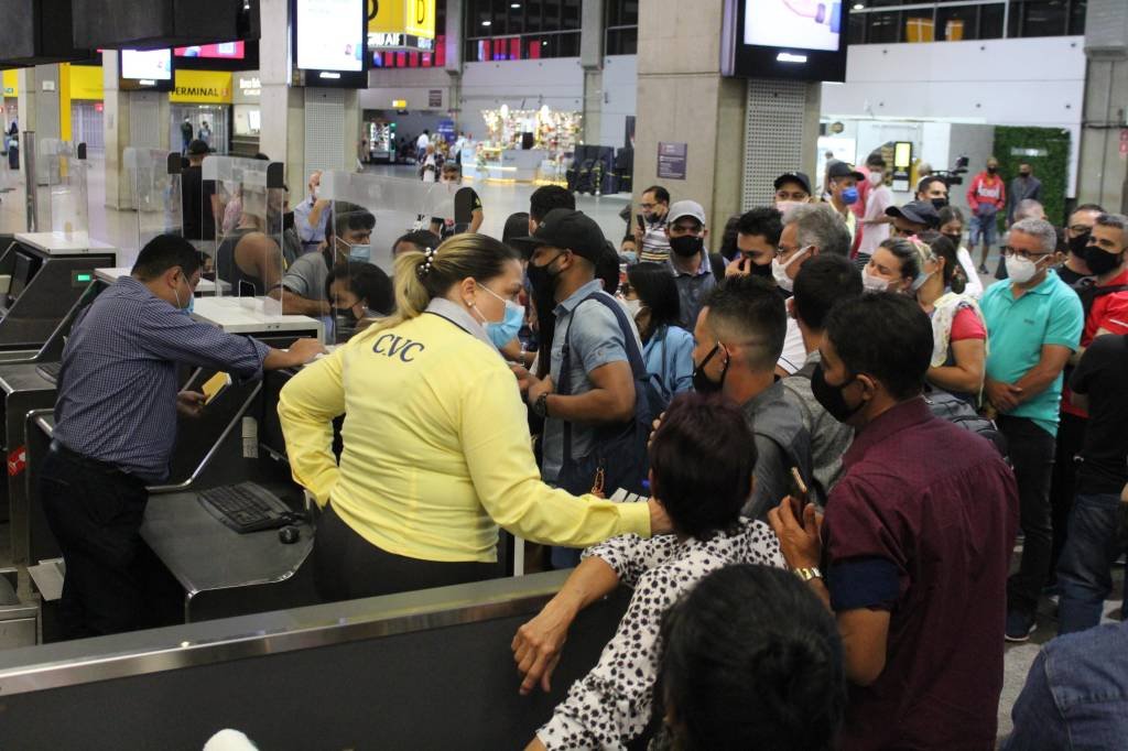 Passageiros da Itapemirim protestam por cancelamentos em Guarulhos