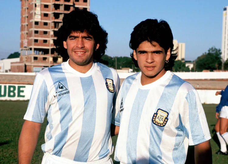 Diego Armando Maradona com o irmão Hugo Maradona. (Alessandro Sabattini/Getty Images)