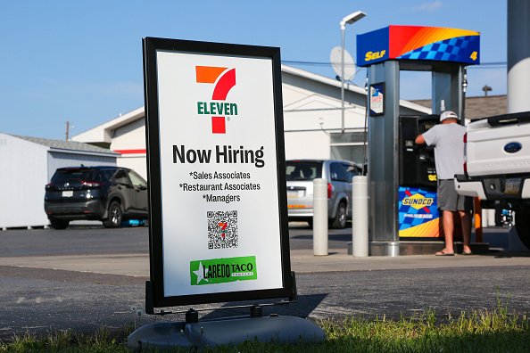 Placa de "estamos contratando" da 7Eleven, em Pensilvânia, nos EUA | Foto: Paul Weaver/SOPA Images/LightRocket via Getty Images (Paul Weaver/SOPA Images/LightRocket via/Getty Images)