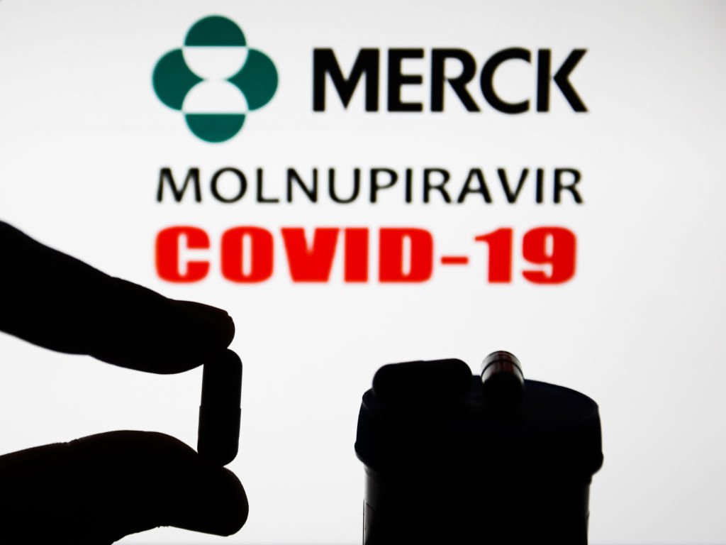 Após Pfizer, EUA liberam pílula da Merck contra covid-19