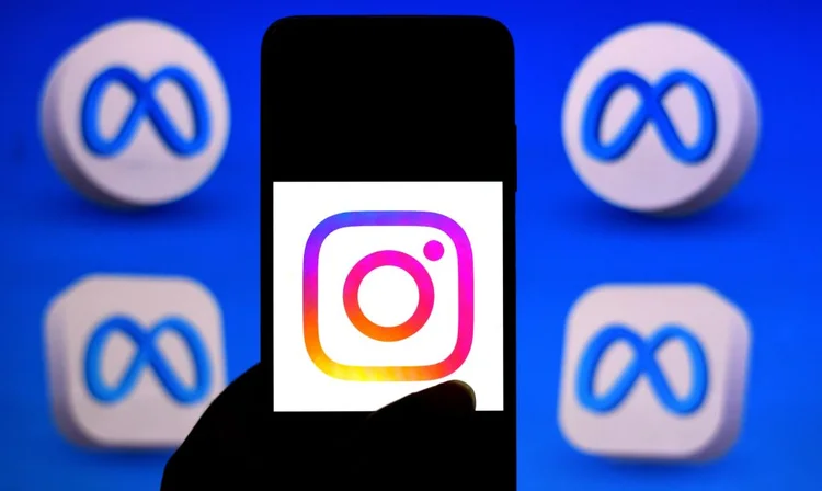 INDIA - 2021/11/30: In this photo illustration, an Instagram logo seen displayed on a smartphone with metaverse logos in background. (Photo Illustration by Avishek Das/SOPA Images/LightRocket via Getty Images) (LightRocket/Getty Images)