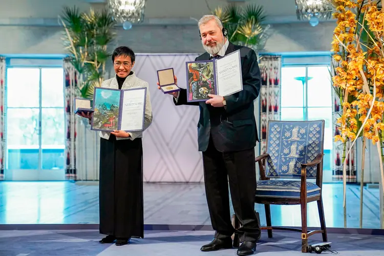 Maria Ressa e Dmitry Muratov recebem o Prêmio Nobel da Paz.  (STIAN LYSBERG SOLUM/Getty Images)