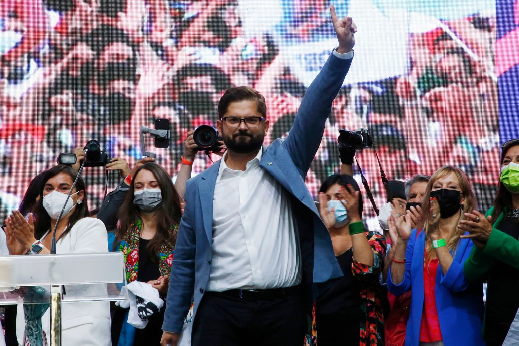 Gabriel Boric, que reuniu o apoio da centro-esquerda, venceu o candidato da direita, José Antonio Kast, nas eleições presidenciais deste domingo, 19 (Marcelo Hernandez/Getty Images)