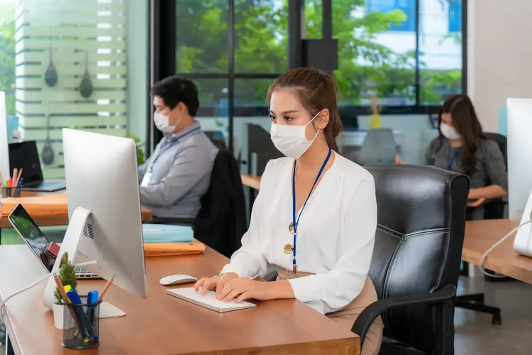 Covid-19: empresa pode demitir funcionário que vai trabalhar infectado? (Prasit photo/Getty Images)