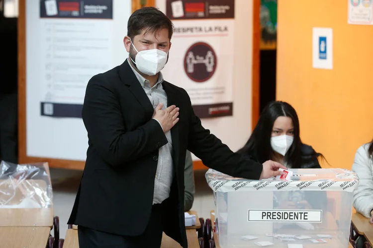 Boric ao votar ontem em sua região natal: presidente eleito do Chile nasceu no extremo sul do país, longe da capital Santiago (Paul Plaza Amar/Getty Images)