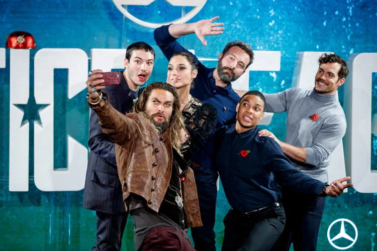 O elenco de Liga da Justiça: Jason Momoa, Ezra Miller, Gal Gadot, Ben Affleck, Ray Fisher and Henry Cavill (TOLGA AKMEN/Getty Images)