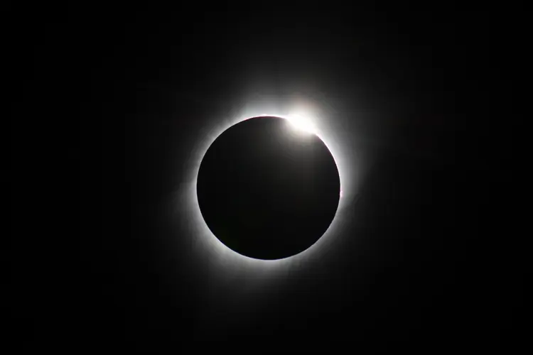 Eclipse solar híbrido: uma mistura de total com anular, à medida que a sombra da Lua se move pela superfície da Terra (Edwin Remsberg/Getty Images)