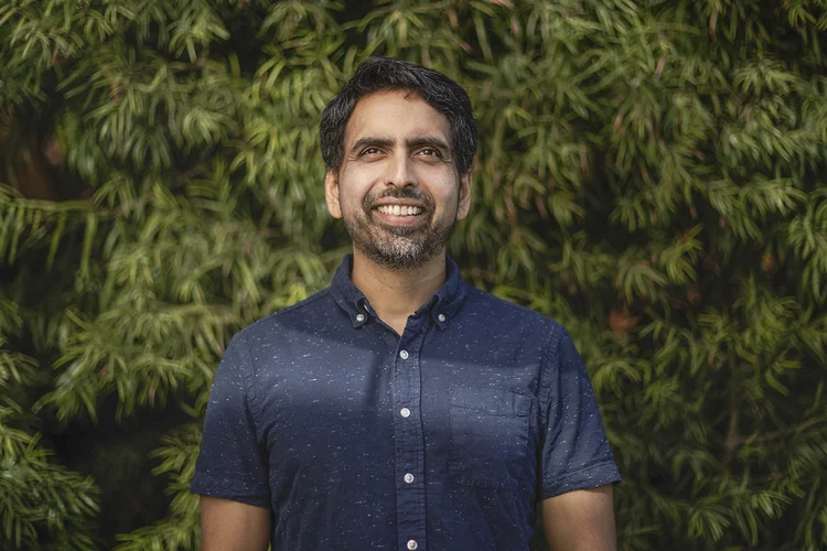 Sal Khan, fundador da Khan Academy: entre uma tecnologia de ponta para a educação e um professor incrível que só dá aulas presenciais, ele prefere o segundo (MediaNews Group/The Mercury News/Getty Images)