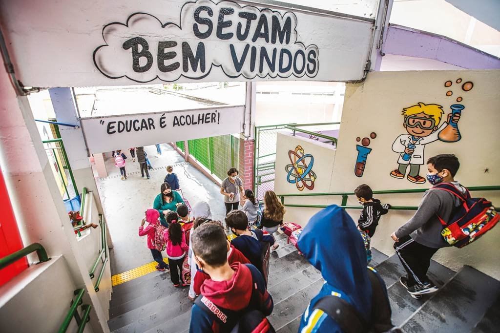 Escolas particulares de SP pedem prioridade na liberação total de máscaras