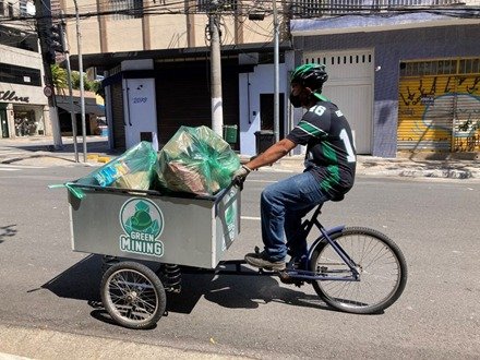 Liv Up gera empregos e ajuda o planeta com cadeia de reciclagem