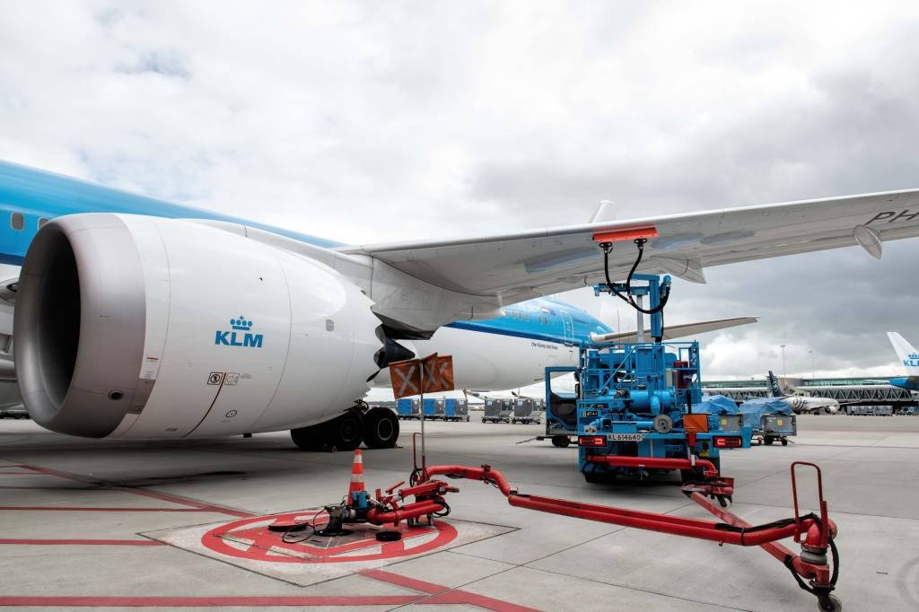 Abastecimento de avião: novo combustível pode reduzir drasticamente a poluição gerada pela aviação (KLM/Divulgação)