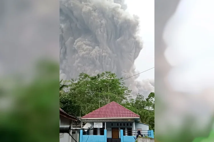 Vulcão Semeru Indonésia. (Antara Foto/National Disaster Mitigation Agency (BNPB)/Reuters)