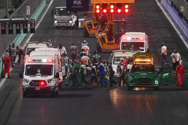 Fórmula 2: os pilotos estavam conscientes e foram retirados de seus carros por equipes médicas.  (Dan Mullan/Reuters)