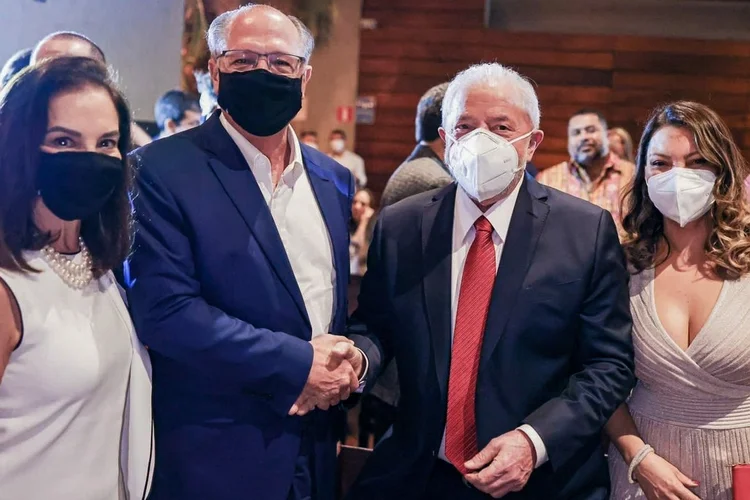 Eleições: Aperto de mão entre Geraldo Alckmin e Luiz Inacio Lula da Silva durante jantar em São Paulo. 19/12/2021 (Ricardo STUCKERT / PRESS OFFICE OF LUIZ INACIO LULA DA SILVA/AFP)