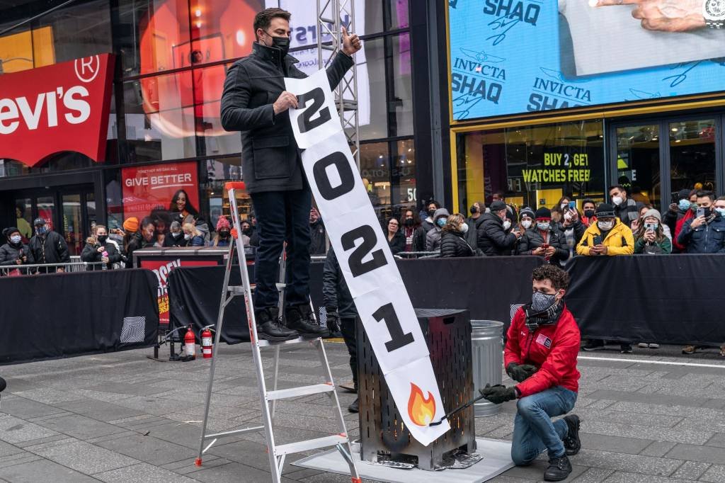 Faixa com o ano de 2021 escrito em teste de cerimônia de fim de ano na Times Square, em Nova York: tradição prevê a queima da faixa para levar embora os maus momentos do ano | Foto: Lev Radin/Sipa USA/Reuters (Lev Radin/Sipa USA/Reuters)