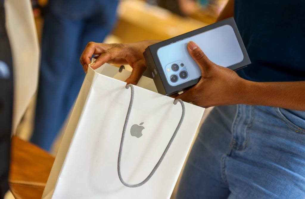 Apple avisa fornecedores que demanda por iPhone está mais fraca