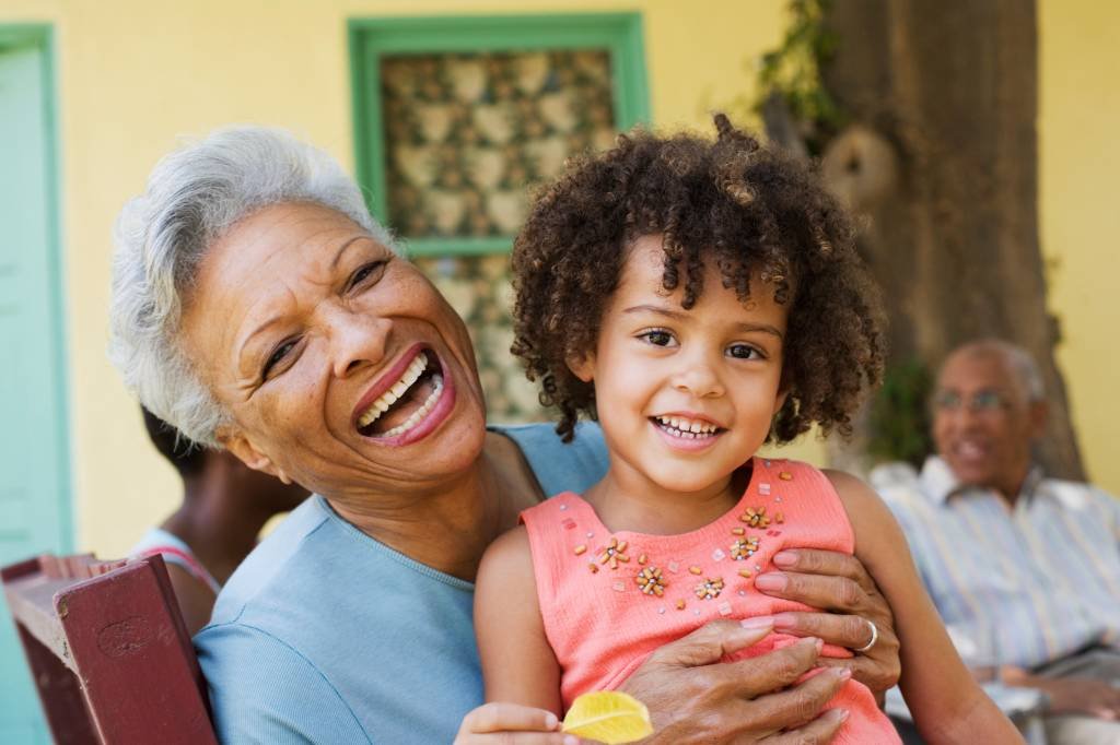 O apoio familiar das avós é uma das características que definiam a singularidade humana (Getty Images/Sam Edwards)