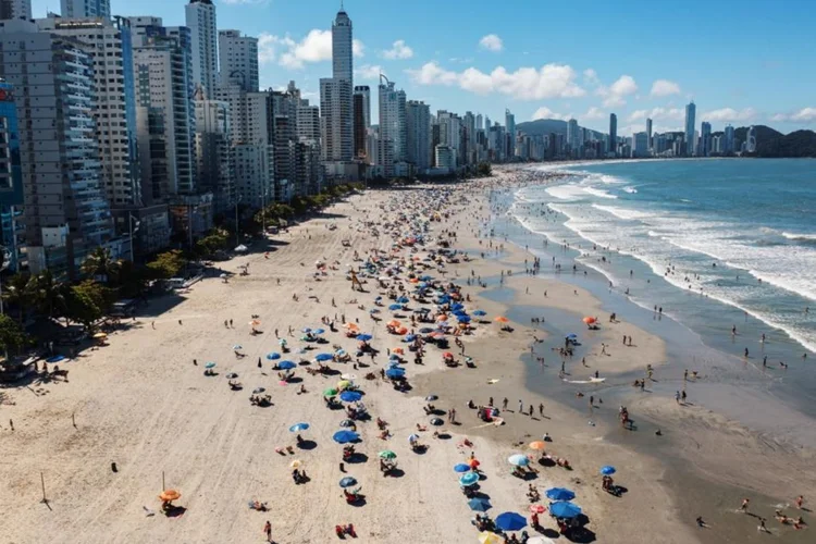 Vista da nova faixa de areia alargada de Balneário Camboriú: apartamentos residenciais acima de R$ 5 milhões (Prefeitura de Balneário Camboriú/Facebook/Divulgação)